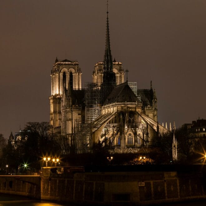 Catedral de Notre-Dame: Descubra a Esperança Renovada
