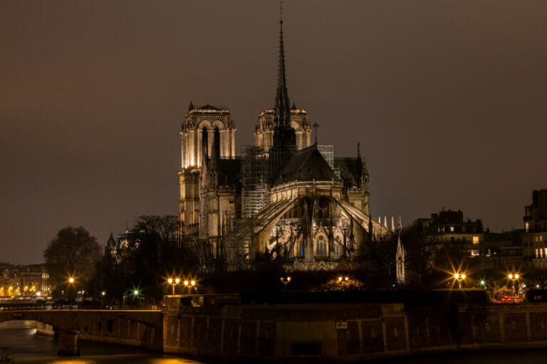 Catedral de Notre-Dame: Descubra a Esperança Renovada
