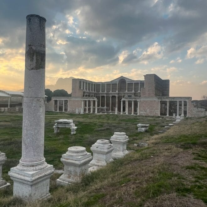 O Despertar da Igreja em Sardis: Chamado à Fé e à Santidade